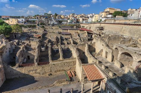 Pompeii and Herculaneum ruins excursion by Gianpiero Fiorentino