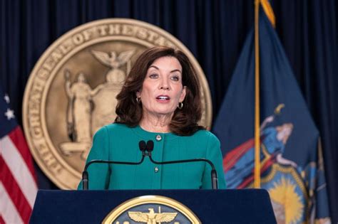 Kathy Hochul to lift business mask mandate, wait until after break to decide on schools