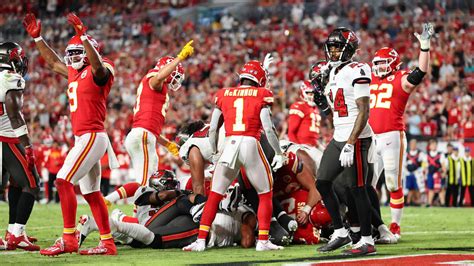 TOUCHDOWN: Noah Gray Steals Snap from Patrick Mahomes for His First Rush TD