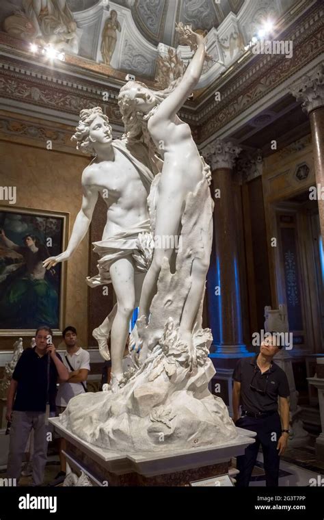 Bernini Statue: Apollo e Dafne (Apollo and Daphne Stock Photo - Alamy