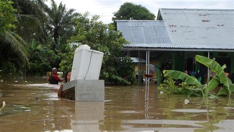 Indonesia floods kill at least 31, thousands displaced | CBC News