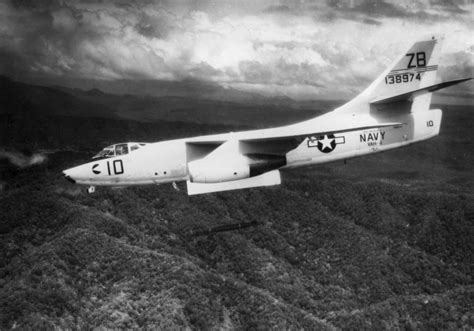 A-3B VAH-4 dropping Mk 83 bomb Vietnam 1965 - Douglas A-3 Skywarrior. Nord Vietnam, South ...