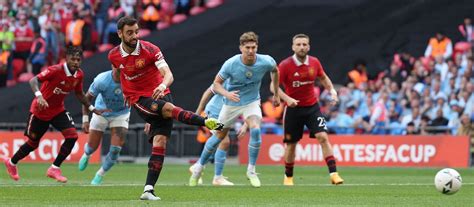 Bruno Fernandes puts in mixed performance as Manchester United suffer ...