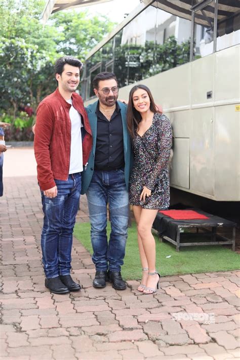 Sunny Deol Arrives With Son Karan Deol and Sahher Bambba On Sets Of ...