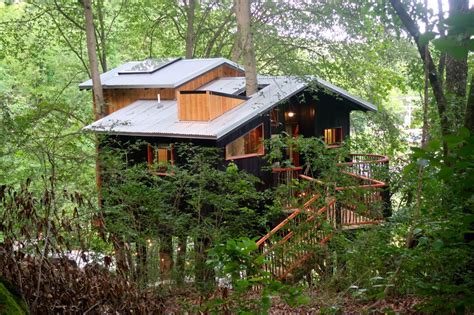 Why You Should Try Glamping in a Treehouse | CheapOair MilesAway