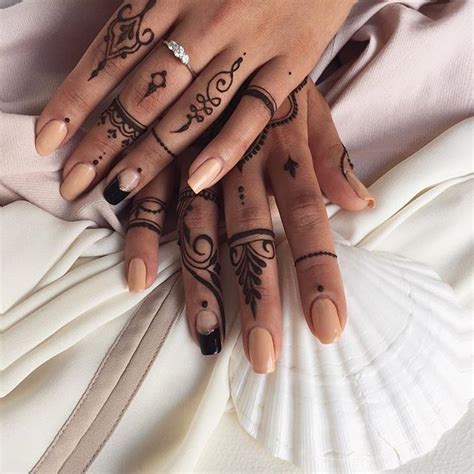 Veronica Krasovska on Instagram: “#Henna fingers #veronicalilu” | Henna tattoo designs, Finger ...