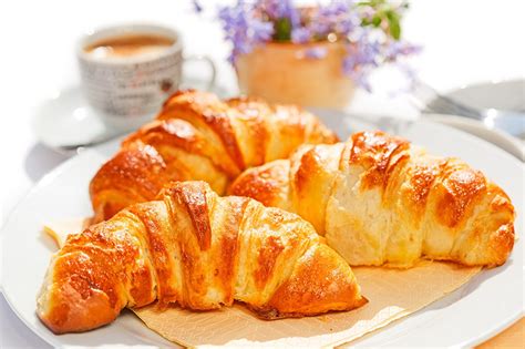 Fonds d'ecran Croissant Viennoiserie En gros plan Assiette Nourriture ...