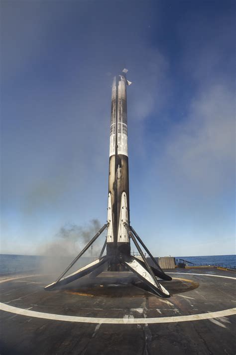 Falcon 9 B1046 SSO-A third landing (SpaceX) 3(c) - TESLARATI