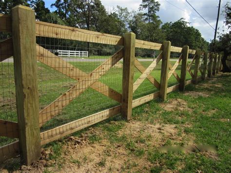 Crossbuck Wood with Wire Privacy Fence