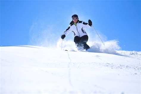 Get Ready for Snow Skiing with These Tips to Avoid Injuries