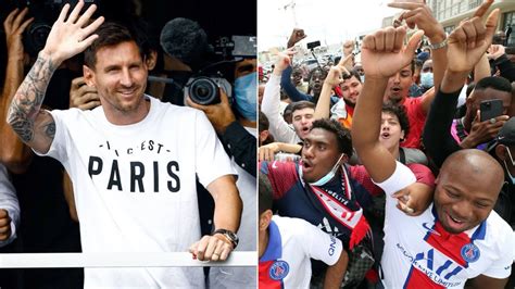 Lionel Messi arrives in Paris and greets PSG fans for the first time ahead of his signing - YouTube