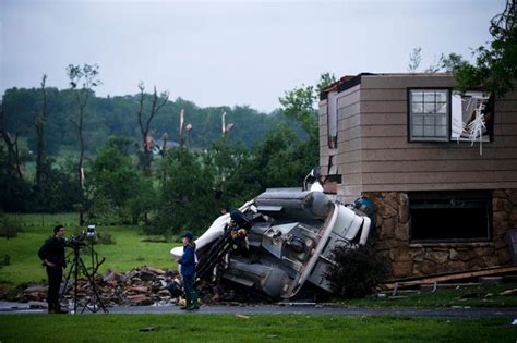 Kansas tornado carves path of destruction