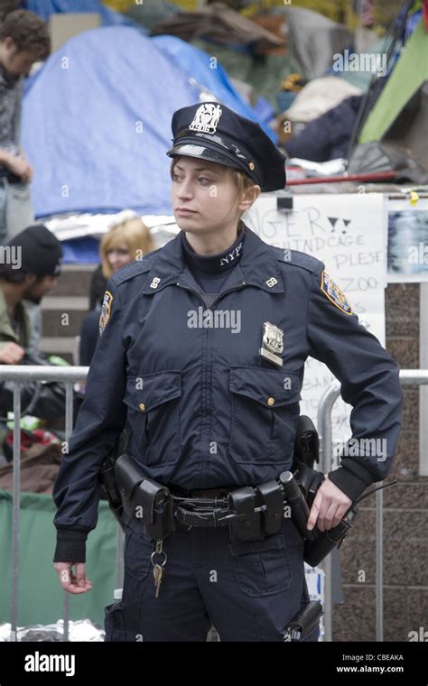 Female NYPD officer assigned to the Occupy Wall Street encampment Stock ...