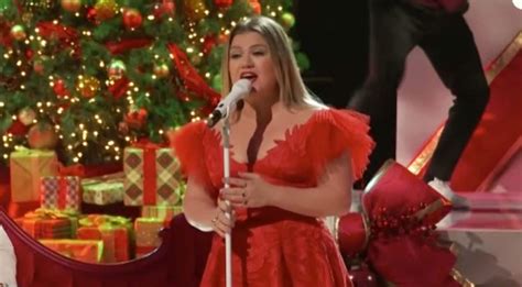 Kelly Clarkson Unveils Tracklist For Brand-New Christmas Album