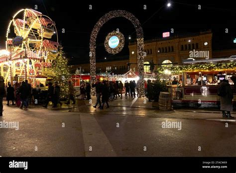 Weihnachtsmarkt und Roncalli Weihnachtsdorf am Hauptbahnhof. Hannover ...