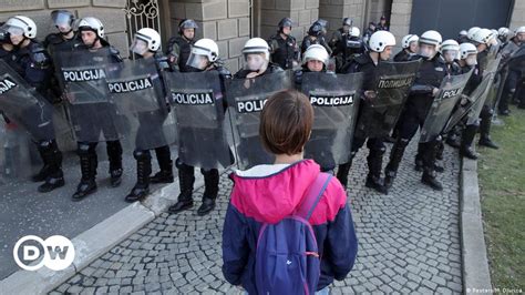 Protesters attempt blockade of Vucic office – DW – 03/17/2019