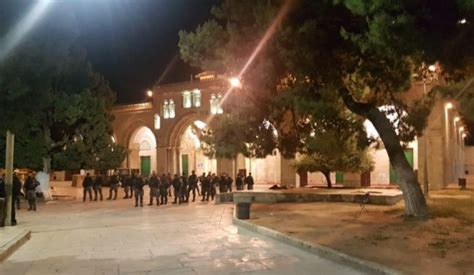 Israeli police forced Muslims on Itikaf outside Al-Aqsa Mosque | islamtics