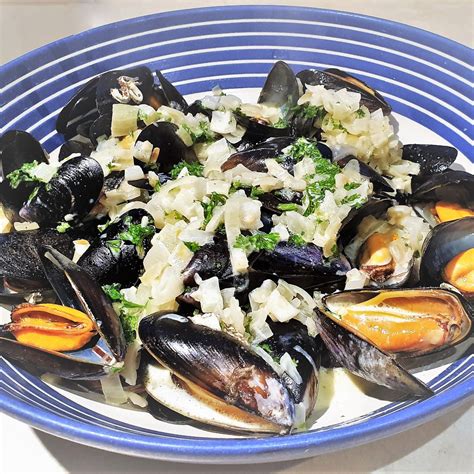 Fresh mussels in a creamy garlic sauce (with chips) - Foodle Club