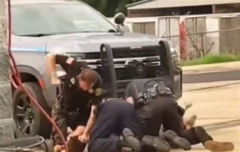 Arkansas Police Officers Caught on Video Beating Suspect - GreekReporter.com