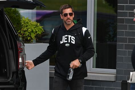 Aaron Rodgers sports Jets gear for first time as he arrives in New Jersey