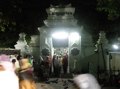 BERPETUALANG KE ACEH: Late night visit to the tomb of Sunan Ampel