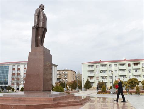 Azerbaijani president visits statue of national leader Heydar Aliyev in Nakhchivan - Trend.Az