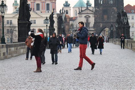 How to avoid crowds when crossing Charles Bridge – elPadawan ~ out and about