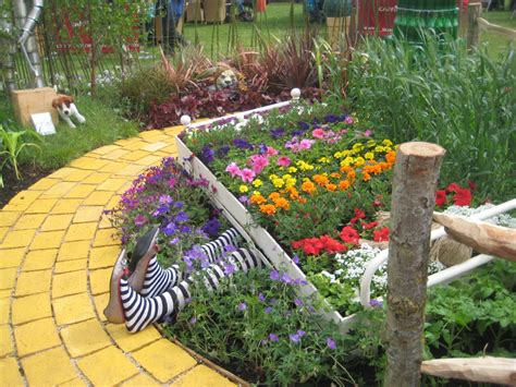 Wonderful Whimsical Fairy Garden Ideas and Decors Picture 35 | Backyard garden, Garden planning ...