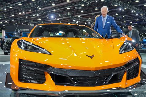 Salon de Détroit – Joe Biden vante la voiture électrique en posant à côté d’une Corvette à V8