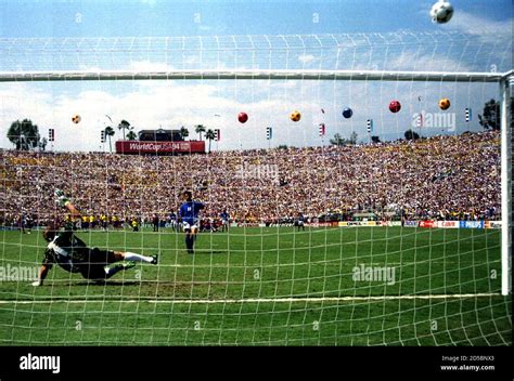 Roberto baggio misses penalty hi-res stock photography and images - Alamy