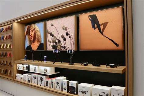 Apple stores prepare for iPhone and Apple Watch launches with new graphic panels, 3D feature ...