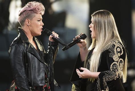 [VIDEO] Pink, Kelly Clarkson AMAs Performance — Watch ‘Everybody Hurts ...