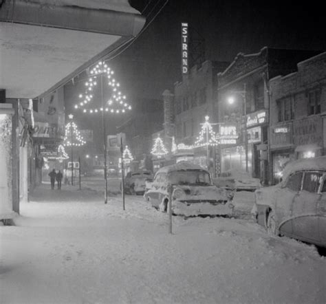 This reminds me SO MUCH of downtown Gary, Indiana in the "good old days" ️