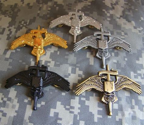 USMC MARSOC BADGE WINGS PIN US MARINE RAIDER INSIGNIA SPIRITUS INVICTUS 5 COLORS-in Sports ...