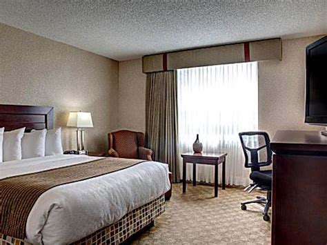 18 Hotel Rooms with Jacuzzi in Edmonton - Anna's Guide 2022