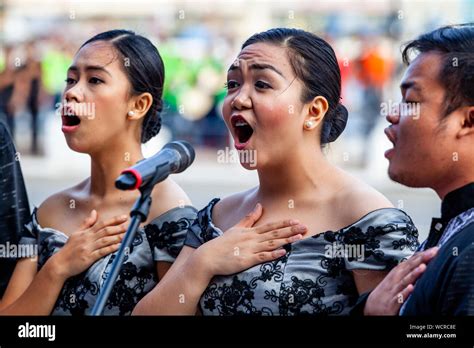 Young Filipinos Sing The National Anthem During The Dinagyang Festival ...