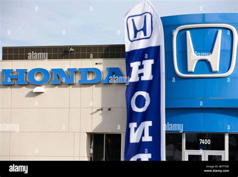 A Honda car dealership Stock Photo - Alamy