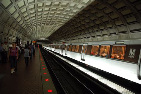 File:Dupont Circle Metro station.jpg - Wikimedia Commons | Dupont circle, Metro, My ride