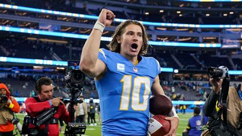 Sources - Chargers, QB Justin Herbert agree to 5-year, $262.5M extension - ESPN