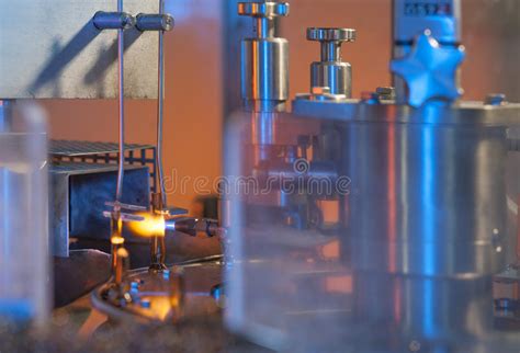 Fiole Et Fabrication En Verre D'ampoule Photo stock - Image du incendie, fabrication: 30751718