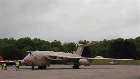 Handley Page Victor K.2 XM715 Teasin Tina engines start up - YouTube