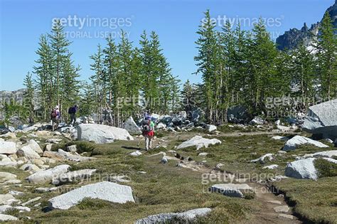 Hiking the Enchantment Lakes Trail 이미지 (1159940488) - 게티이미지뱅크