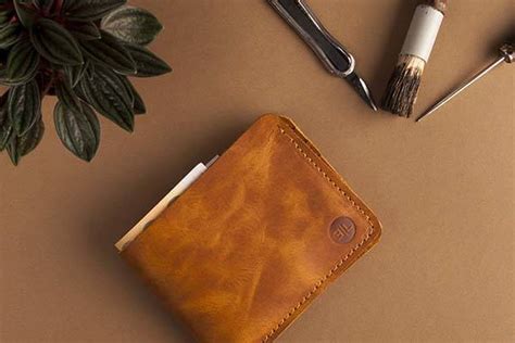 Handmade Brown Leather Bifold Wallet | Gadgetsin