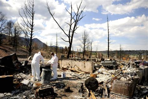 Colorado wildfires: Volunteers help families find belongings ...