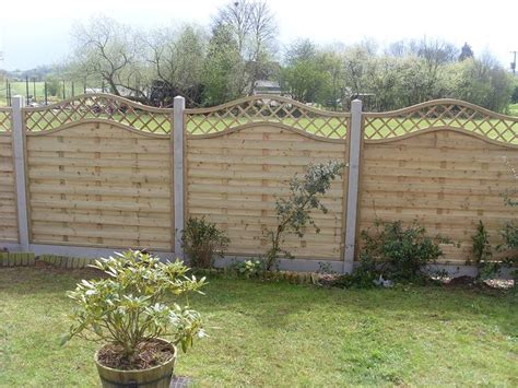 Concave and convex fence panels in concrete posts | Garden fence panels ...