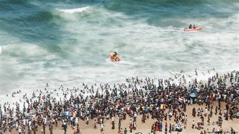 In South Africa A Massive wave hits Durban beach. - News