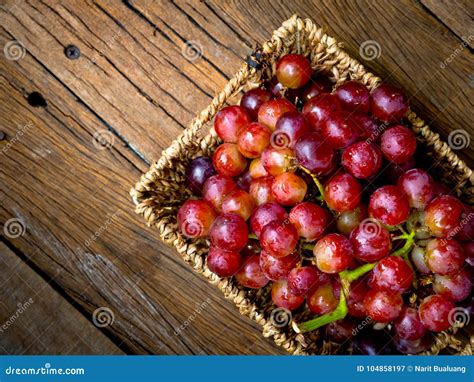 Basket of Fresh Organic Grapes Stock Image - Image of room, bunch: 104858197