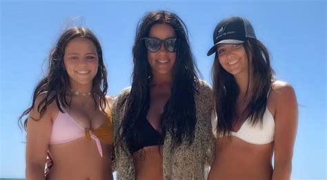 Sara Evans poses in bikini with her teen daughter [Video]