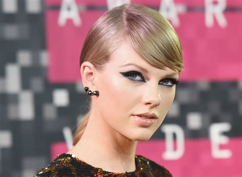 taylor swift vma make up red carpet 2015 black cat eye - 29Secrets