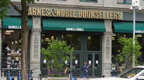 Manhattan Barnes & Noble employees vote to unionize – NBC New York